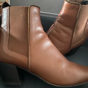 Aquatalia woman’s boots size 7.5.